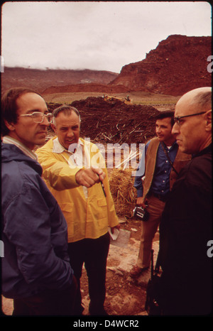 Dr. George Reis (gelbe Jacke) stieg EPA auf - Szene Koordinator für das sauber - des San Juan Rivers Ölpest, 10/1972 Stockfoto