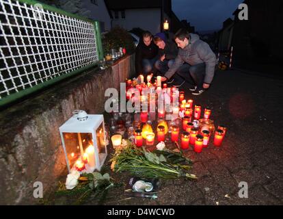 Kerzen und Blumen stehen auf der Straße in Erinnerung an zwei Jugendliche, die tot in Bodenfelde, Deutschland, 22. November 2010 gefunden wurden. Die Leichen von zwei Jugendlichen, die Opfer einer Straftat geworden sind wurden in einem Wald am Rande der Stadt am Sonntag 21. November gefunden. Foto: STEFAN RAMPFEL Stockfoto