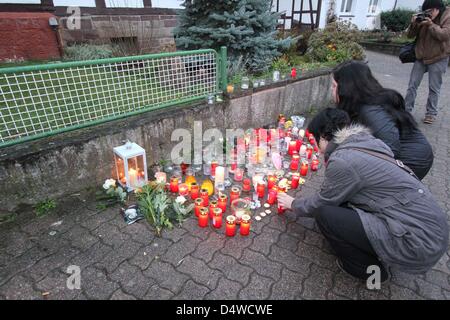 Kerzen und Blumen stehen auf der Straße in Erinnerung an zwei Jugendliche, die tot in Bodenfelde, Deutschland, 22. November 2010 gefunden wurden. Die Leichen von zwei Jugendlichen, die Opfer einer Straftat geworden sind wurden in einem Wald am Rande der Stadt am Sonntag 21. November gefunden. Foto: STEFAN RAMPFEL Stockfoto