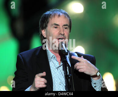 Irische Musiker Chris de Burgh führt bei TV-Show "Willkommen bei Camen Nebel" in Magdeburg, Deutschland, 20. November 2010. Foto: Jens Wolf Stockfoto