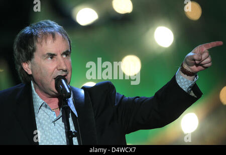 Irische Musiker Chris de Burgh führt bei TV-Show "Willkommen bei Camen Nebel" in Magdeburg, Deutschland, 20. November 2010. Foto: Jens Wolf Stockfoto