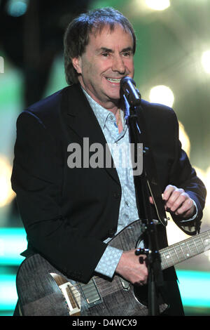 Irische Musiker Chris de Burgh führt bei TV-Show "Willkommen bei Camen Nebel" in Magdeburg, Deutschland, 20. November 2010. Foto: Jens Wolf Stockfoto