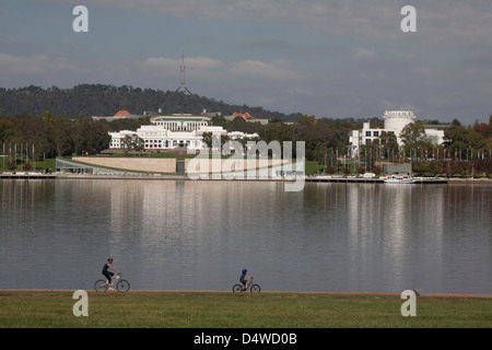 Vorläufige Parliament House und Capital Hill über dem Lake Burley Griffin auf einen sonnigen Herbst-Tag-Canberra-Australien Stockfoto