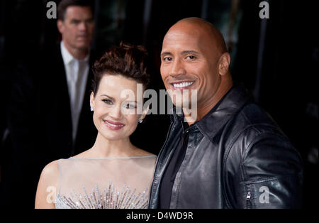 US-Schauspielerin Carla Gugino (L) und US-Schauspieler Dwayne "The Rock" Johnson besuchen die Premiere des Films "Faster" in Grauman Chinese Theatre in Los Angeles, USA, 22. November 2010. Foto: Hubert Boesl Stockfoto