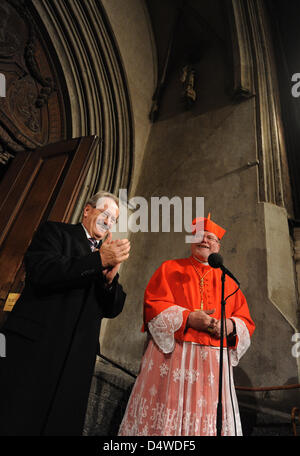 Reinhard Marx (R), Erzbischof von München und Freising und Aufsteiger Kardinal wird durch den Bürgermeister von München Christian Ude vor der Frauenkirche in München, Deutschland, 32 November 2010 empfangen. Marx in den Rang eines Kardinals befördert am vergangenen Wochenende durch den Papst im Vatikan. Der 57-jährige ist der jüngste unter 203 Kardinäle weltweit. Foto: Andreas Gebert Stockfoto