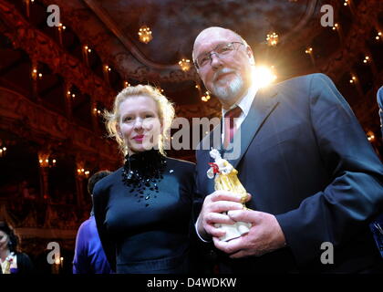 Der Preisträger Wolfgang Kersting Und sterben Schauspielerin Sunnyi Melles Stehen habe Quantenelektrodynamik (23.11.2010) in München (Oberbayern) Bei der Verleihung des Internationalen Buchpreises Corine Beieinander. Kersting Wurden Mit Dem Preis "Corine 2010 - Wirtschaftsbuchpreis" Für Sein Werk "Verteidigung des Liberalismus Ausgezeichnet. Beim Internationalen Buchpreis Corine Werden literarischen Stockfoto