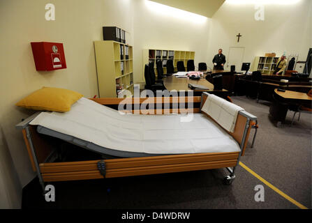 Ein Bett ist bei dem Landgericht in München für die Beklagte, ehemaliger Wächter des deutschen KZ Sobibor und US-Bürger John "Iwan" Demjanjuk, platziert, die der Beihilfe zum Mord, Deutschland, 24. November 2010 vorgeworfen wird. Der Prozess gegen den mutmaßlichen NS-kriminellen John Demjanjuk wird bis März 2011 fortgesetzt. Das Amtsgericht München bestimmt ein Dutzend zusätzliche Termine u Stockfoto