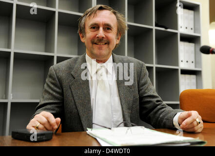 Schätzer Albrecht Stein stellt vor der Verhandlung des Beklagten, ehemaliger Wächter des deutschen KZ Sobibor und US-Bürger John "Iwan" Demjanjuk, die Komplizenschaft in München, Deutschland, 24. November 2010 Mord vorgeworfen wird. Der Prozess gegen den mutmaßlichen NS-kriminellen John Demjanjuk wird bis März 2011 fortgesetzt. Das Amtsgericht München bestimmt ein Dutzend zusätzliches appo Stockfoto