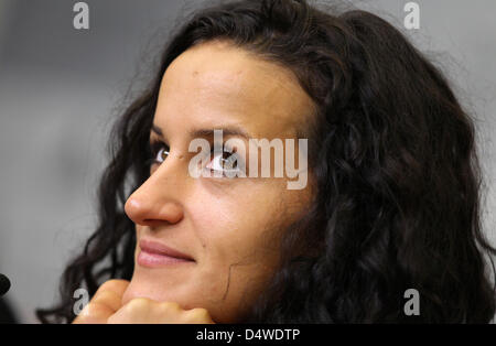 Deutschland Mittelfeldspieler Fatmire Bajramaj liefert eine Pressekonferenz in Leverkusen, Deutschland, 24. November 2010. Deutschland steht vor NIgeria für ein Freundschaftsspiel am 25 November. Foto: Oliver Berg Stockfoto