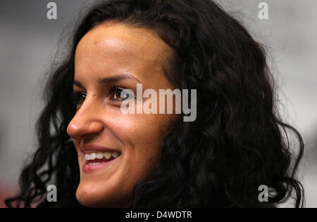 Deutschland Mittelfeldspieler Fatmire Bajramaj liefert eine Pressekonferenz in Leverkusen, Deutschland, 24. November 2010. Deutschland steht vor NIgeria für ein Freundschaftsspiel am 25 November. Foto: Oliver Berg Stockfoto