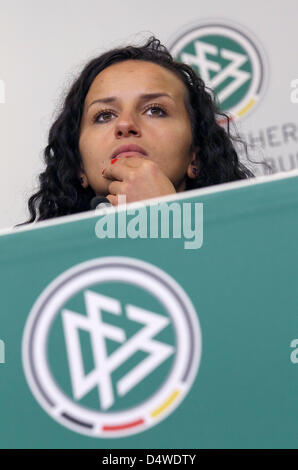 Deutschland Mittelfeldspieler Fatmire Bajramaj liefert eine Pressekonferenz in Leverkusen, Deutschland, 24. November 2010. Deutschland steht vor NIgeria für ein Freundschaftsspiel am 25 November. Foto: Oliver Berg Stockfoto