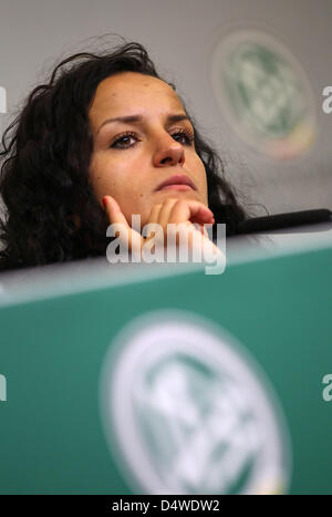 Deutschland Mittelfeldspieler Fatmire Bajramaj liefert eine Pressekonferenz in Leverkusen, Deutschland, 24. November 2010. Deutschland steht vor NIgeria für ein Freundschaftsspiel am 25 November. Foto: Oliver Berg Stockfoto