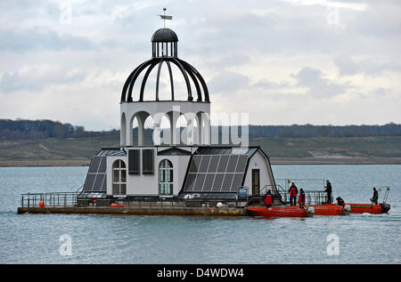 Zwei Boote ziehen schwimmenden Kirche "Vineta" auf seinen Platz auf Stoermthaler See in Grosspoessna, Deutschland, 24. November 2010. Die schwimmende Kirche zielt darauf ab, ein Tourismusmagnet geworden, Hochzeiten sind geplant, um auch hier durchgeführt werden. Foto: HENDRIK SCHMIDT Stockfoto