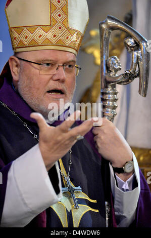 (Dpa-Datei) Ein Datei-Bild datiert 17. März 2010 der Münchner Erzbischof Reinhard Marx während eines Gottesdienstes in Bad Staffelstein, Deutschland. Am 20. November benannt Papst Bendict XVI. 24 neue Kardinäle unter Reinhard Marx. Foto: David Ebener Stockfoto