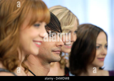 Schwedische Topmodel Markus Schenkenberg (2 L) Posen mit Darsteller der deutschen Telenovela "Lena - Love of My Life" in Hürth, Deutschland, 24. November 2010. Schenkenberg wird Star Gast eine Episode am 14. Januar 2011 ausgestrahlt. Foto: Rolf Vennenbernd Stockfoto