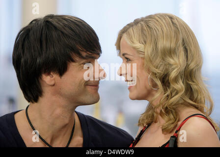 Schwedische Topmodel Markus Schenkenberg (L) posiert mit Darsteller der deutschen Telenovela "Lena - Love of My Life", Jessica Ginkel (R) in Hürth, Deutschland, 24. November 2010. Schenkenberg wird Star Gast eine Episode am 14. Januar 2011 ausgestrahlt. Foto: Rolf Vennenbernd Stockfoto