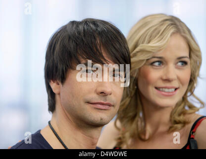 Schwedische Topmodel Markus Schenkenberg (L) posiert mit Darsteller der deutschen Telenovela "Lena - Love of My Life", Jessica Ginkel (R) in Hürth, Deutschland, 24. November 2010. Schenkenberg wird Star Gast eine Episode am 14. Januar 2011 ausgestrahlt. Foto: Rolf Vennenbernd Stockfoto