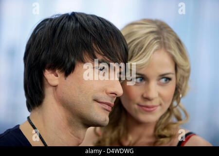 Schwedische Topmodel Markus Schenkenberg (L) posiert mit Darsteller der deutschen Telenovela "Lena - Love of My Life", Jessica Ginkel (R) in Hürth, Deutschland, 24. November 2010. Schenkenberg wird Star Gast eine Episode am 14. Januar 2011 ausgestrahlt. Foto: Rolf Vennenbernd Stockfoto