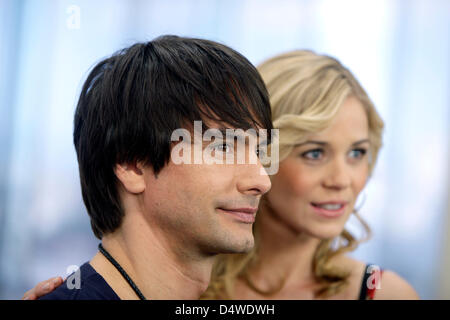 Schwedische Topmodel Markus Schenkenberg (L) posiert mit Darsteller der deutschen Telenovela "Lena - Love of My Life", Jessica Ginkel (R) in Hürth, Deutschland, 24. November 2010. Schenkenberg wird Star Gast eine Episode am 14. Januar 2011 ausgestrahlt. Foto: Rolf Vennenbernd Stockfoto