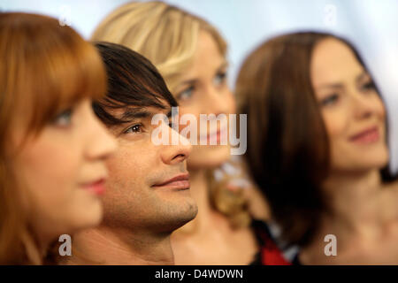 Schwedische Topmodel Markus Schenkenberg (2 L) Posen mit Darsteller der deutschen Telenovela "Lena - Love of My Life" in Hürth, Deutschland, 24. November 2010. Schenkenberg wird Star Gast eine Episode am 14. Januar 2011 ausgestrahlt. Foto: Rolf Vennenbernd Stockfoto