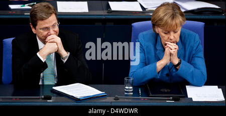 Bundesaußenminister Guido Westerwelle (FDP) Und German Chancellor Angela Merkel (R) und deutschen Außenminister Guido Westerwelle (L) folgen eine Debatte des Deutschen Bundestages über den Bundeshaushalt 2011 in Berlin, Deutschland, 24. November 2010. Foto: ROBERT SCHELSINGER Stockfoto