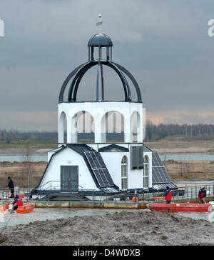 Zwei Boote ziehen schwimmenden Kirche "Vineta" auf seinen Platz auf Stoermthaler See in Grosspoessna, Deutschland, 24. November 2010. Die schwimmende Kirche zielt darauf ab, ein Tourismusmagnet geworden, Hochzeiten sind geplant, um auch hier durchgeführt werden. Foto: HENDRIK SCHMIDT Stockfoto