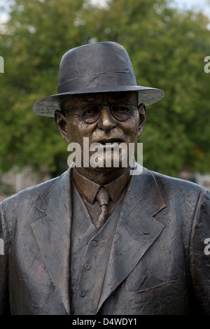 Lebensgroße Skulptur von Australiens bekanntesten Politiker John Curtin ein ehemaliger Premierminister Canberra-Australien Stockfoto