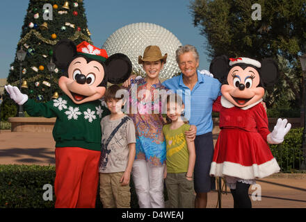 US-Schauspieler Michael Douglas posiert für ein Foto mit seiner Frau Catherine Zeta-Jones und ihren Kindern Dylan (L) und Carys (R) in Disney World in Lake Buena Vista, Vereinigte Staaten, 24. November 2011. Das Paar feierte ihren zehnten Hochzeitstag am 18. November 2010. Michael Douglas kämpft Kehlkopfkrebs. Foto: Kent Phillips/Walt Disney World, Fotograf Stockfoto