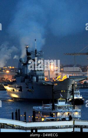 Britische Flugzeugträger HMS Ark Royal erreicht den Hafen in Hamburg, Deutschland, 25. November 2010. Größte Flugzeugträger der Royal Navy wird nach dieser letzten Stopp in Hamburg außer Dienst gestellt werden. Foto: MAURIZIO GAMBARINI Stockfoto