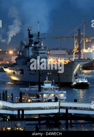 Britische Flugzeugträger HMS Ark Royal erreicht den Hafen in Hamburg, Deutschland, 25. November 2010. Größte Flugzeugträger der Royal Navy wird nach dieser letzten Stopp in Hamburg außer Dienst gestellt werden. Foto: MAURIZIO GAMBARINI Stockfoto