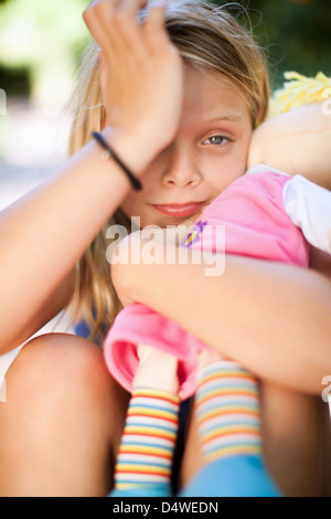 Mädchenpuppe Betrieb im freien Stockfoto