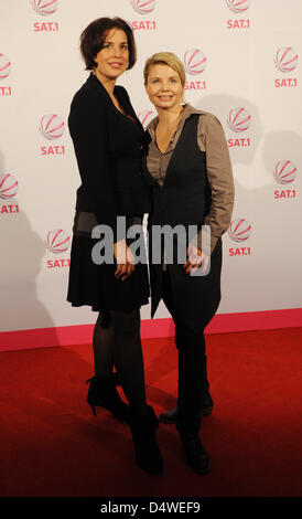 Deutsche Schauspieler Annette Frier (R) und Elena Uhlig (L) mit einem Lächeln deutsche private TV-Sender Sat. 1 präsentiert seine Frühjahr 2011-highlights in Hamburg, Deutschland, 25. November 2010. Foto: Angelika Warmuth Stockfoto