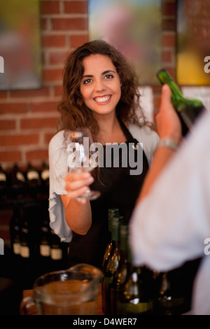 Server-Angebot Glas für eine Weinprobe Stockfoto