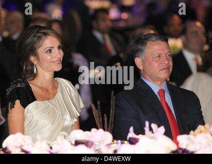 König Abdullah II von Jordanien und seine Frau Königin Rania besuchen der Jordan River Foundation "15 Years of Giving" Gala-Dinner in Amman, Jordanien, 25. November 2010. Foto: Büro ihrer Majestät/Nieboer/Pool Stockfoto