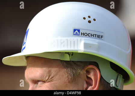 Ein Datei-Bild datiert 20. Oktober 2010 zeigt ein Hochtief-Mitarbeiter Sicherheit Kopf auf der Baustelle für die Elbe-Philharmonie in Hamburg, Deutschland. Die größte deutsche Baufirma soll von spanischen wichtiger Aktionär ACS übernommen werden. Diese Transaktion kann nun aufgrund der finanziellen Kontrolle Bafin fehlschlagen. Die deutsche Behörde hat ernsthafte Einwände gegen die geplante tran Stockfoto