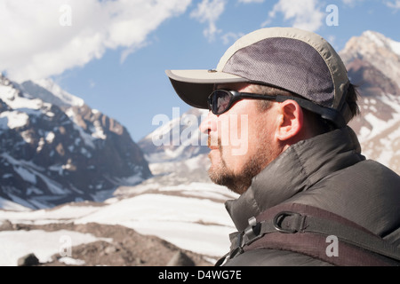 Wanderer mit Blick auf verschneite Berge Stockfoto