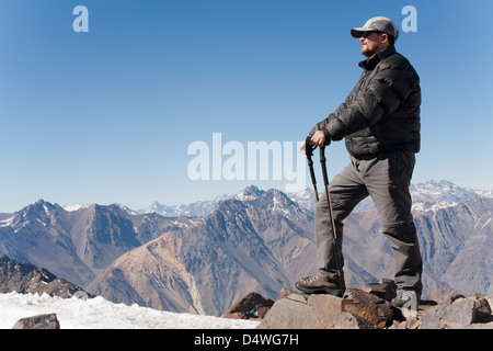 Wanderer mit Blick auf verschneite Berge Stockfoto