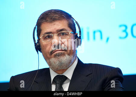 Berlin, 30. Januar 2013. Während des Besuchs des ägyptischen Präsidenten Mohammed Mursi findet die Konferenz der deutsch-ägyptischen Gemischten Wirtschaftskommission an das Bundesministerium für Wirtschaft und Technologie (BMWi) in Berlin. Die Sitzung wird von Federal Minister Dr. Philipp Rösler und dem ägyptischen Minister für Industrie und Handel, Hatem Saleh geführt.   Foto: Mohammed Mursi Stockfoto