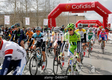 Girona, Spanien. 19. März 2013. Fahrer fahren Girona für die 2. Etappe der Tour of Catalonia (Katalonien) die reist nach Banyoles über Sant Feliu an der Costa Brava über eine Distanz von 160 km Credit: Howard Sayer / Alamy Live News Stockfoto