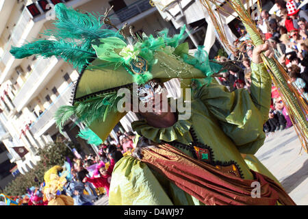 Patras, Griechenland. 17. März 2013. Nachtschwärmer tanzen in bunten Kostümen an Karneval in Patras in Griechenland, 17. März 2013. Der Patras-Karneval ist die größte Veranstaltung ihrer Art in Griechenland und eine der größten in Europa. Foto: Menelaos Michalatos/Dpa/Alamy Live News Stockfoto