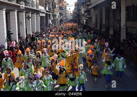 Patras, Griechenland. 17. März 2013. Nachtschwärmer tanzen in bunten Kostümen an Karneval in Patras in Griechenland, 17. März 2013. Der Patras-Karneval ist die größte Veranstaltung ihrer Art in Griechenland und eine der größten in Europa. Foto: Menelaos Michalatos/Dpa/Alamy Live News Stockfoto