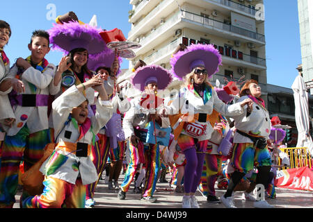 Patras, Griechenland. 17. März 2013. Nachtschwärmer tanzen in bunten Kostümen an Karneval in Patras in Griechenland, 17. März 2013. Der Patras-Karneval ist die größte Veranstaltung ihrer Art in Griechenland und eine der größten in Europa. Foto: Menelaos Michalatos/Dpa/Alamy Live News Stockfoto