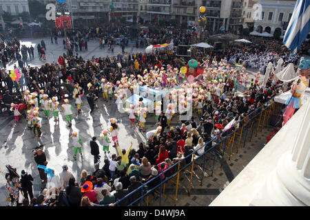 Patras, Griechenland. 17. März 2013. Nachtschwärmer tanzen in bunten Kostümen an Karneval in Patras in Griechenland, 17. März 2013. Der Patras-Karneval ist die größte Veranstaltung ihrer Art in Griechenland und eine der größten in Europa. Foto: Menelaos Michalatos/Dpa/Alamy Live News Stockfoto