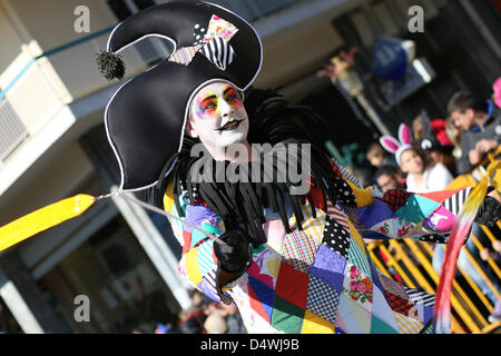 Patras, Griechenland. 17. März 2013. Nachtschwärmer tanzen in bunten Kostümen an Karneval in Patras in Griechenland, 17. März 2013. Der Patras-Karneval ist die größte Veranstaltung ihrer Art in Griechenland und eine der größten in Europa. Foto: Menelaos Michalatos/Dpa/Alamy Live News Stockfoto