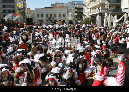 Patras, Griechenland. 17. März 2013. Nachtschwärmer tanzen in bunten Kostümen an Karneval in Patras in Griechenland, 17. März 2013. Der Patras-Karneval ist die größte Veranstaltung ihrer Art in Griechenland und eine der größten in Europa. Foto: Menelaos Michalatos/Dpa/Alamy Live News Stockfoto