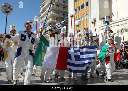 Patras, Griechenland. 17. März 2013. Nachtschwärmer tanzen in bunten Kostümen an Karneval in Patras in Griechenland, 17. März 2013. Der Patras-Karneval ist die größte Veranstaltung ihrer Art in Griechenland und eine der größten in Europa. Foto: Menelaos Michalatos/Dpa/Alamy Live News Stockfoto