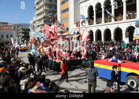 Patras, Griechenland. 17. März 2013. König Karneval - The Beast von Schulden Krise - auf dem Jahrmarkt in Patras, Griechenland, 17. März 2013. In diesem Jahr König Karneval ist beängstigend, mit scharfen Zähnen, großen Nase, long-Tail und kleinere monströse Kreaturen umgeben. Es spiegelt die "Verbrechen" des Landes wie Geldwäsche und Cleptocracy. Der Patras-Karneval ist die größte Veranstaltung ihrer Art in Griechenland und eine der größten in Europa. Foto: Menelaos Michalatos/Dpa/Alamy Live News Stockfoto