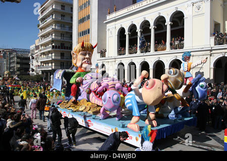 Patras, Griechenland. 17. März 2013. Deutsche Bundeskanzlerin Angela Merkel und die Ameisen Karneval schweben auf dem Jahrmarkt in Patras, Griechenland, 17. März 2013. Die deutsche Bundeskanzlerin auf einem großen Boot Jagd Ameisen. Die Ameisen sind die südlichen Länder Europas. Italien, Spanien, Portugal, Griechenland, Zypern, Malta, Irland und Frankreich auf Gedeih und Verderb Merkel, wer beherrscht und zermalmt Europa Patras Karneval ist die größte Veranstaltung ihrer Art in Griechenland und eine der größten in Europa. Foto: Menelaos Michalatos/Dpa/Alamy Live News Stockfoto