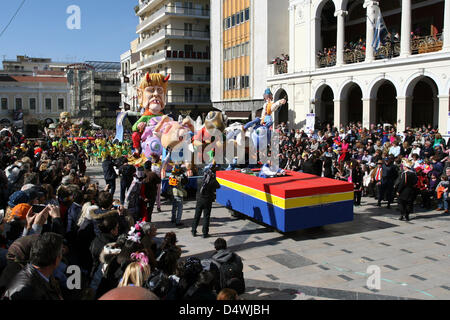 Patras, Griechenland. 17. März 2013. Deutsche Bundeskanzlerin Angela Merkel und die Ameisen Karneval schweben auf dem Jahrmarkt in Patras, Griechenland, 17. März 2013. Die deutsche Bundeskanzlerin auf einem großen Boot Jagd Ameisen. Die Ameisen sind die südlichen Länder Europas. Italien, Spanien, Portugal, Griechenland, Zypern, Malta, Irland und Frankreich auf Gedeih und Verderb Merkel, wer beherrscht und zermalmt Europa Patras Karneval ist die größte Veranstaltung ihrer Art in Griechenland und eine der größten in Europa. Foto: Menelaos Michalatos/Dpa/Alamy Live News Stockfoto