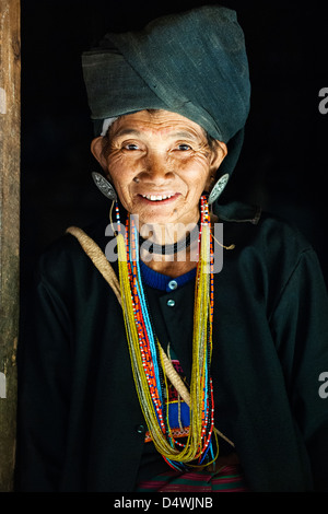 Eine Frau aus Akha-Stammes-Dorf tragen traditionelle Kleidung und Schmuck, in der Nähe von Kyaing Tong Shan-Staat, Birma (Myanmar) Stockfoto